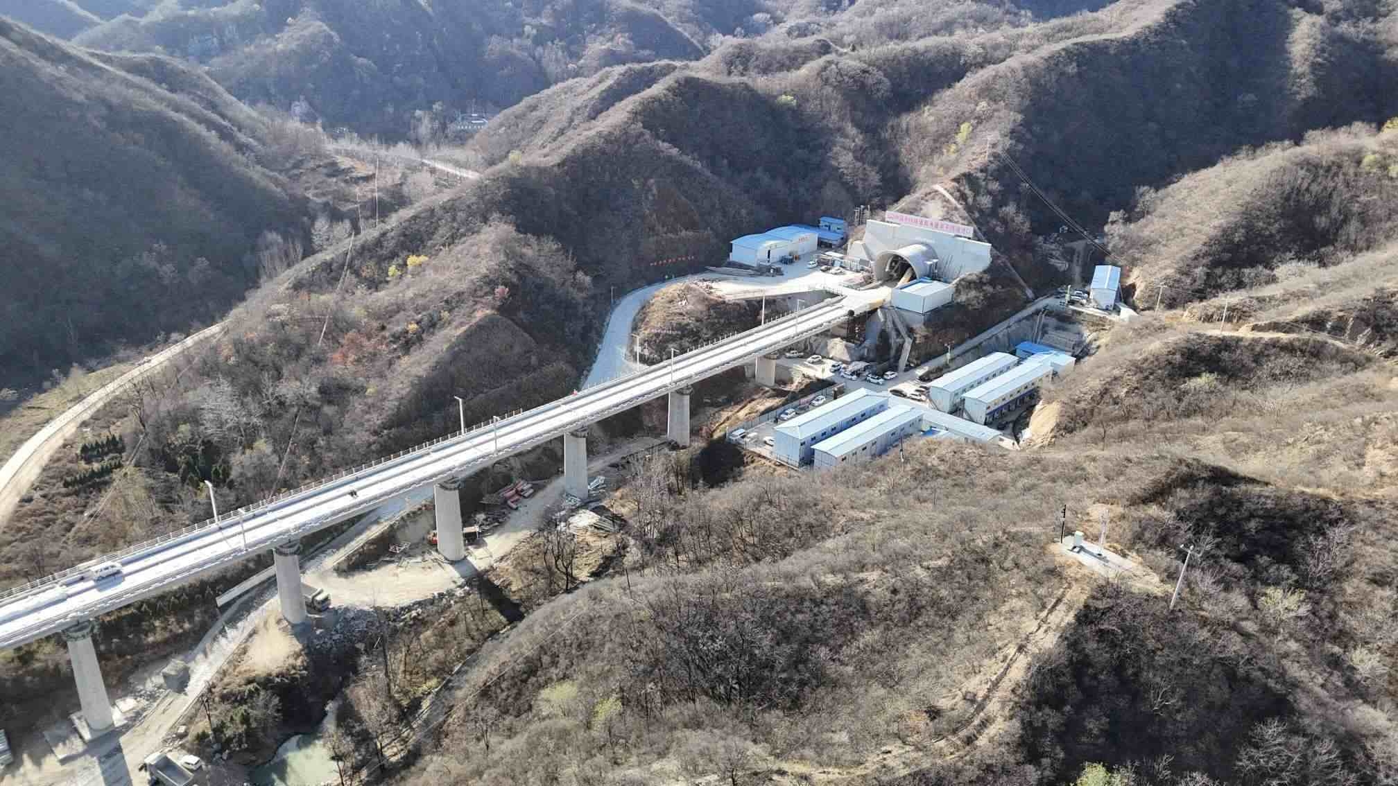 雄忻高铁阜平隧道贯通