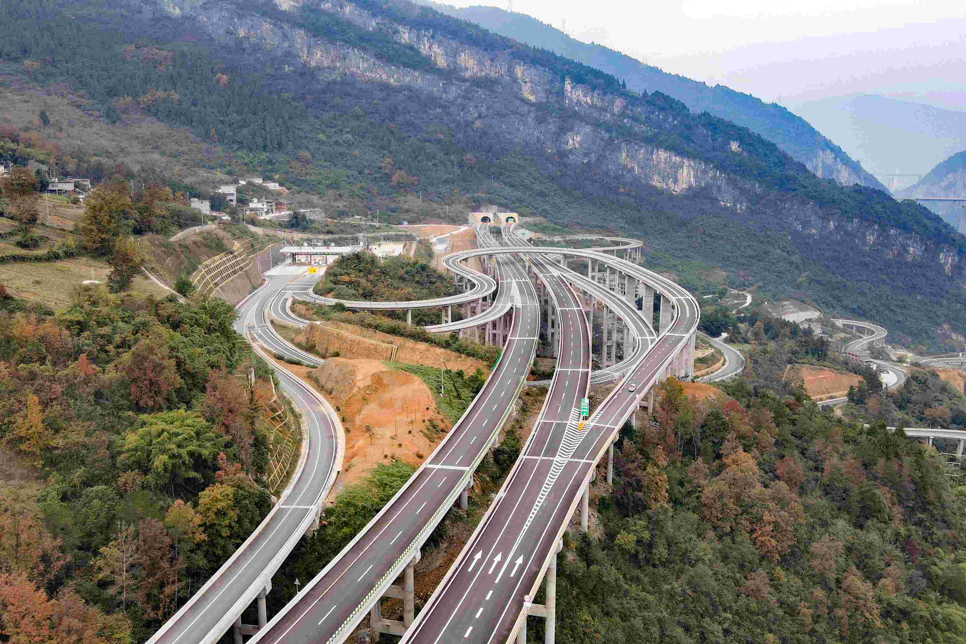 渝湘复线高速公路全线通车