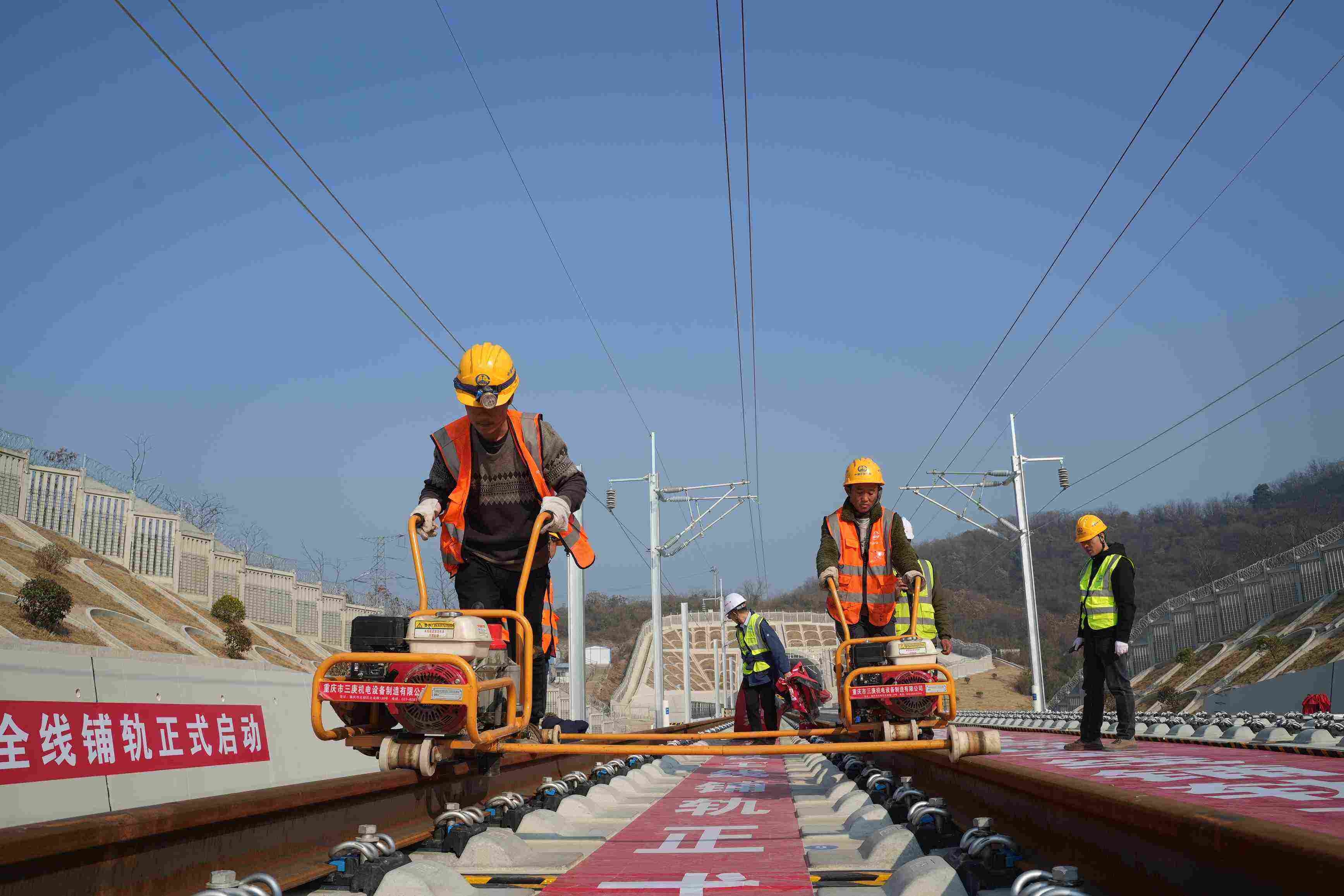 昌九高铁开始铺轨