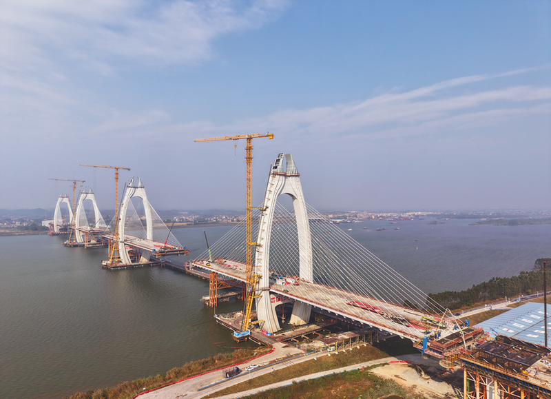 广东清花高速公路北江特大桥边跨现浇梁浇筑完成