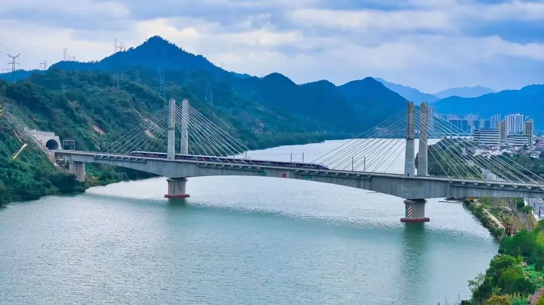 杭衢高铁开通运营