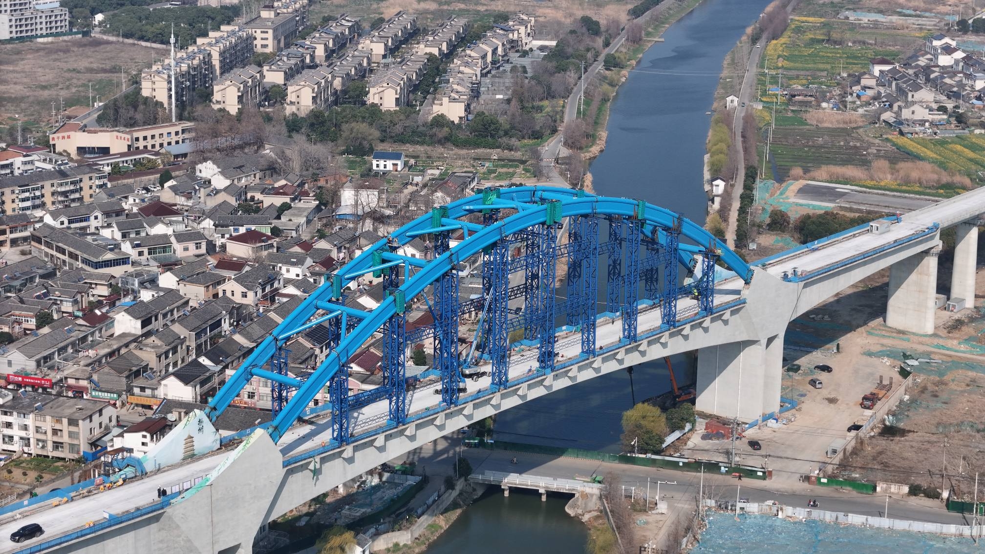 沪渝蓉高铁通泰扬特大桥跨槐泗河168米钢管拱混凝土顶升灌注完成