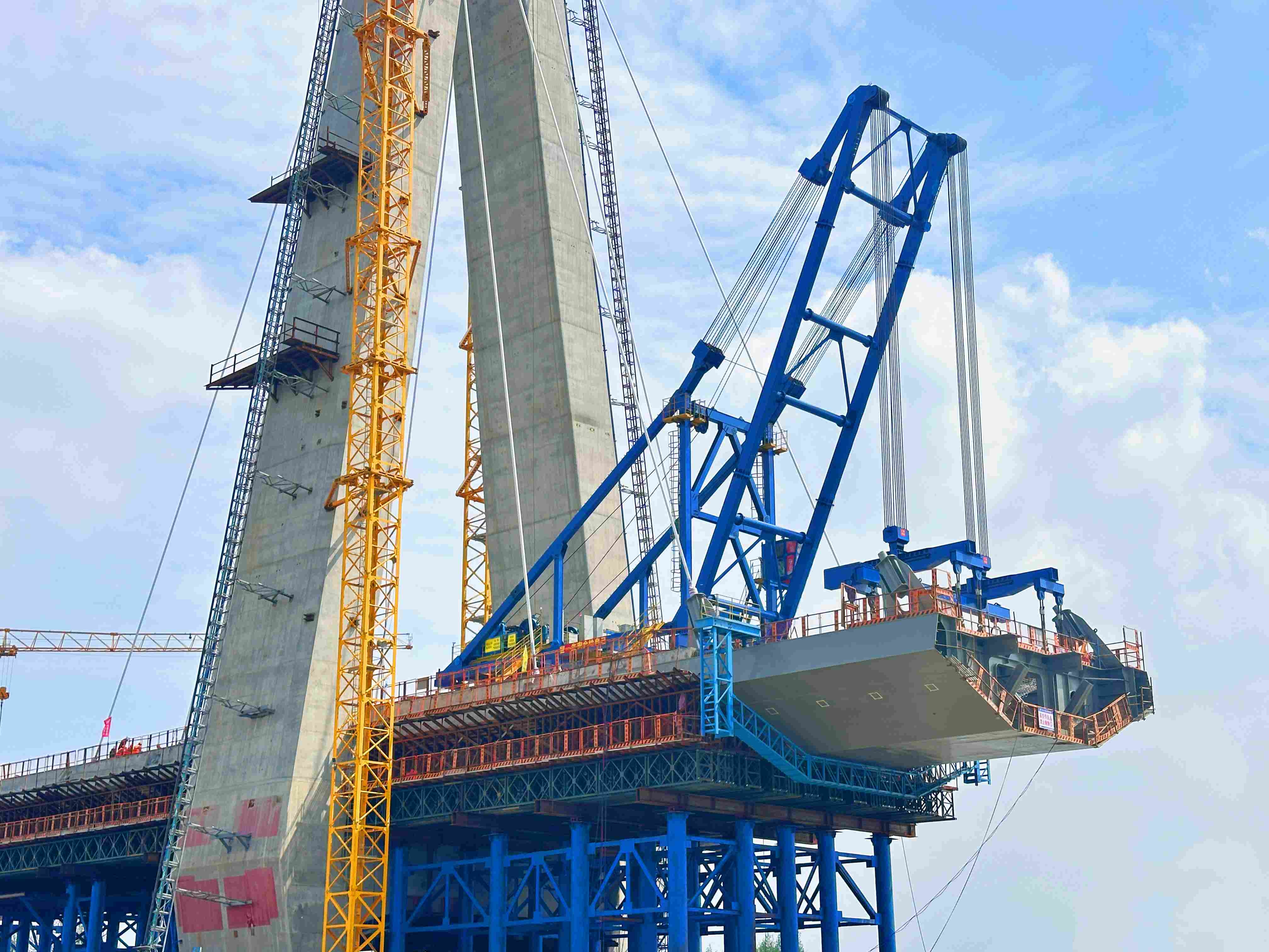 通苏嘉甬高铁望虞河斜拉桥首榀钢箱梁安装完成